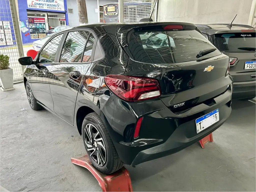 CHEVROLET Onix Hatch - Foto