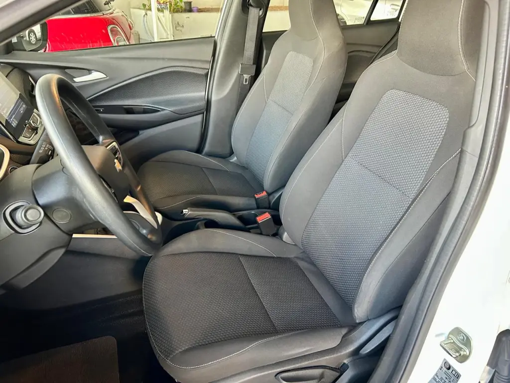 CHEVROLET Onix Hatch - Foto