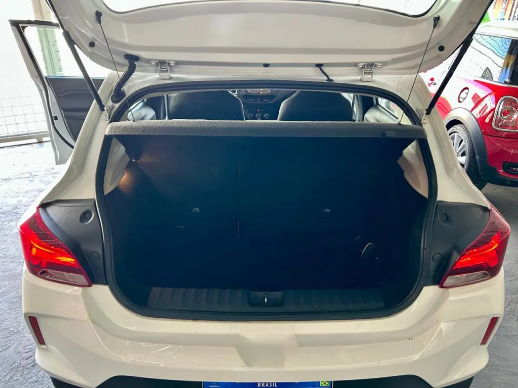 CHEVROLET Onix Hatch - Foto