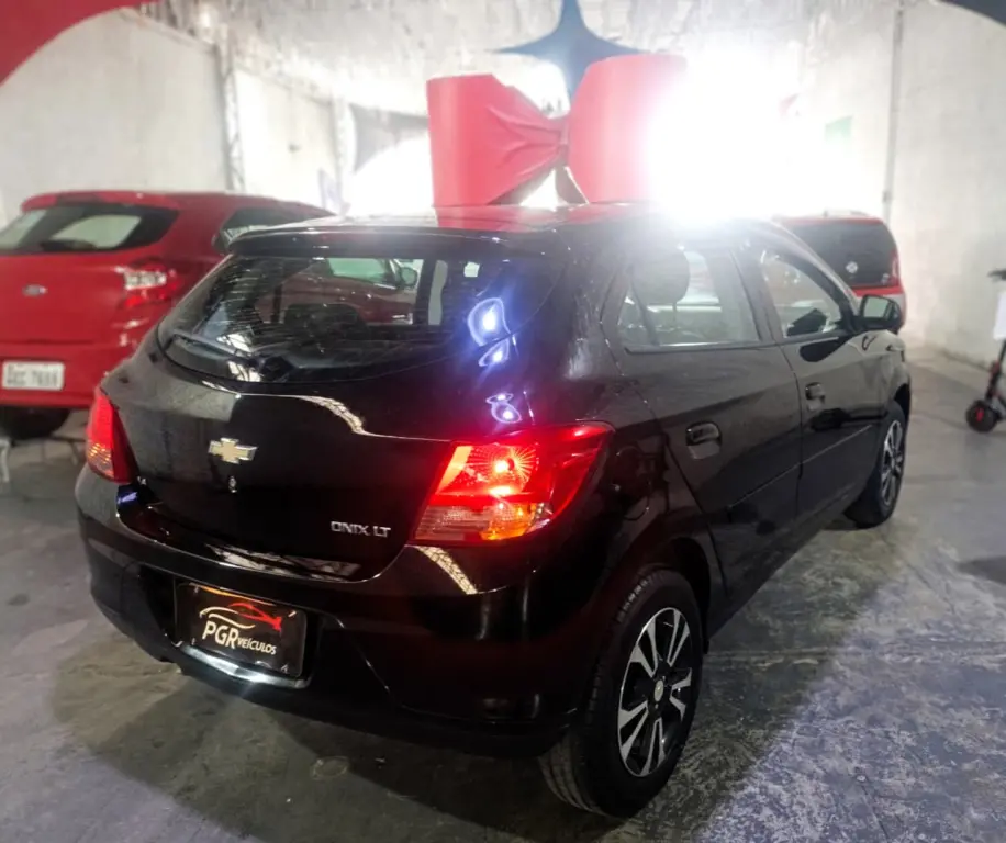 CHEVROLET Onix Hatch - Foto