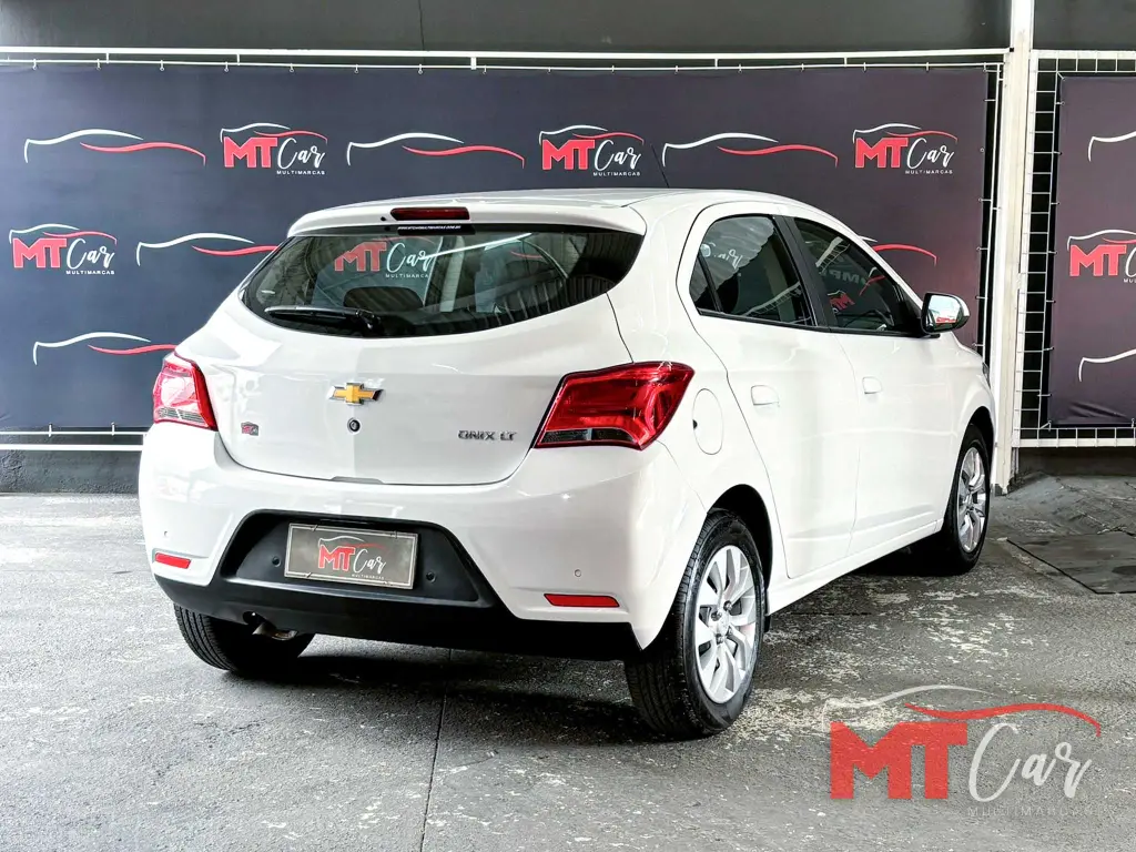 CHEVROLET Onix Hatch - Foto
