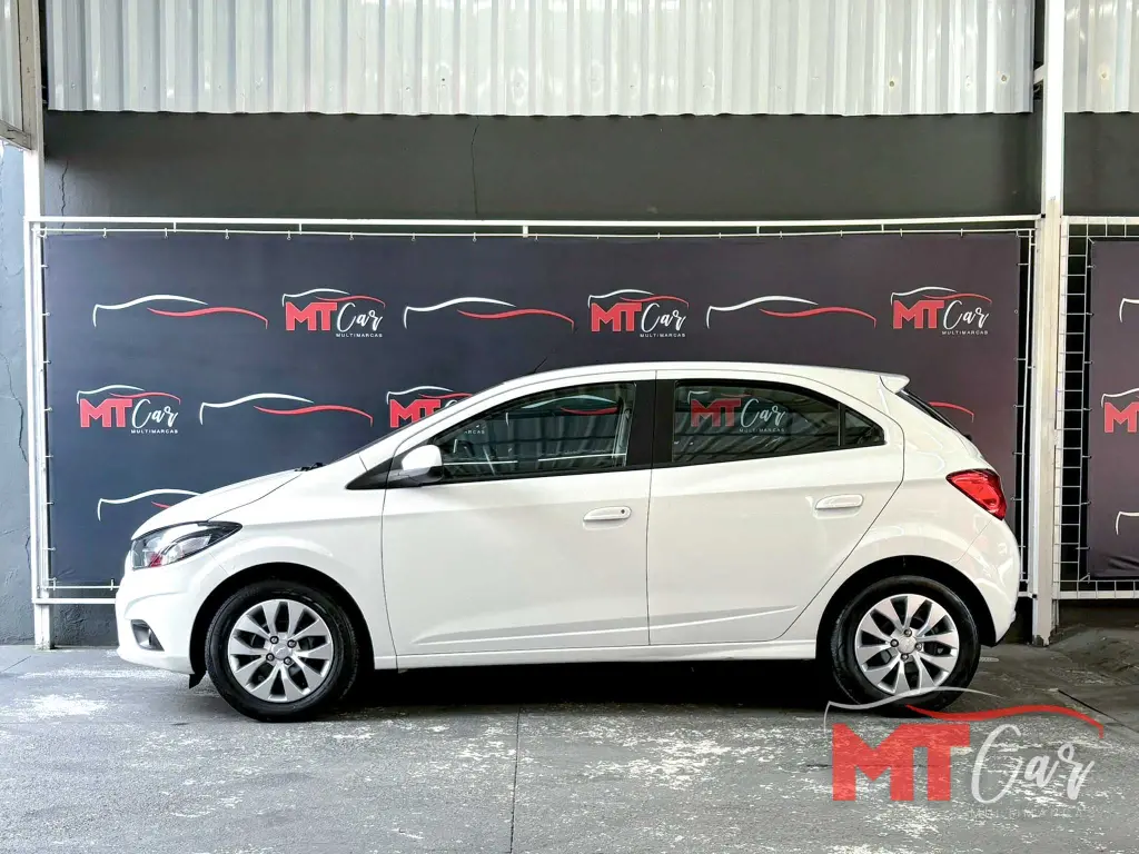 CHEVROLET Onix Hatch - Foto