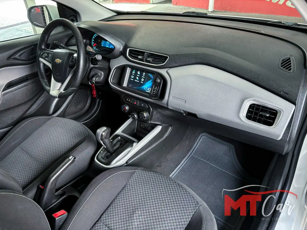 CHEVROLET Onix Hatch - Foto