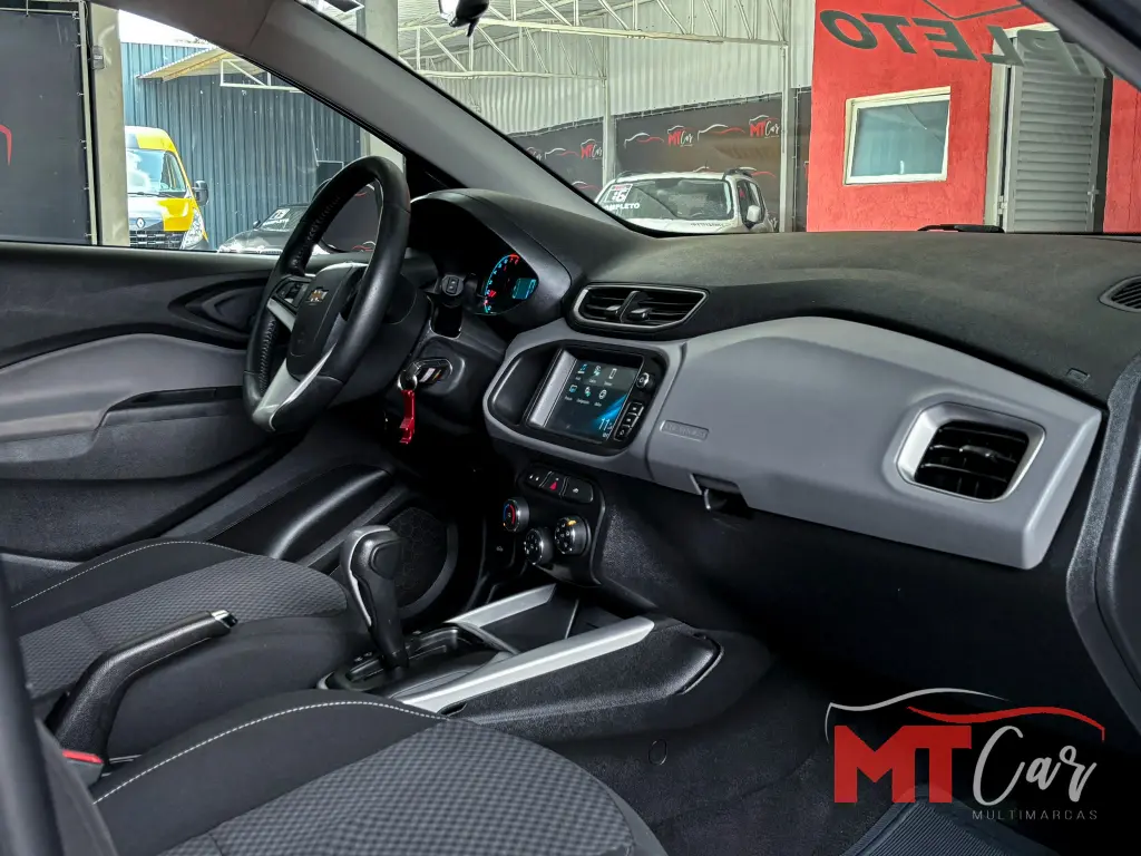 CHEVROLET Onix Hatch - Foto