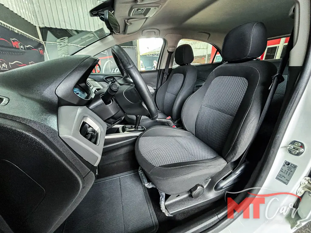 CHEVROLET Onix Hatch - Foto