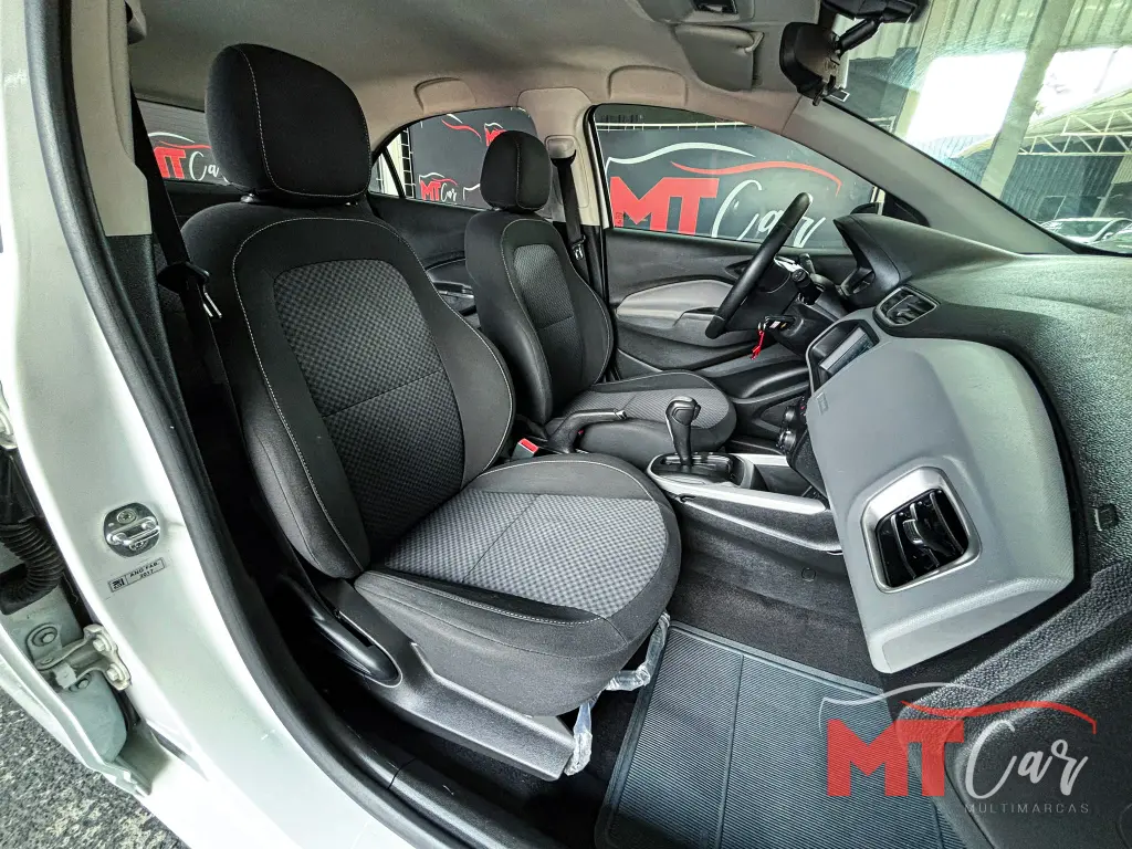CHEVROLET Onix Hatch - Foto