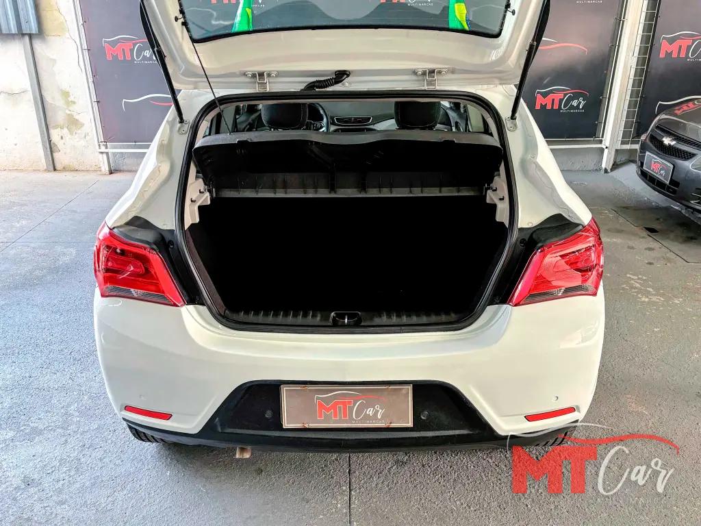 CHEVROLET Onix Hatch - Foto