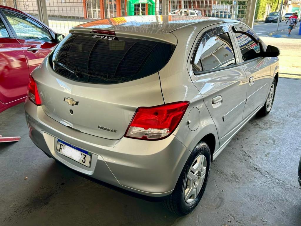 CHEVROLET Onix Hatch - Foto