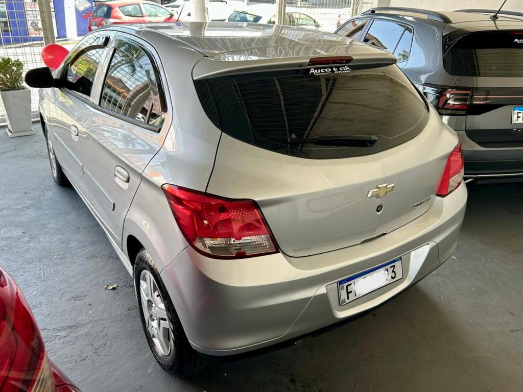 CHEVROLET Onix Hatch - Foto