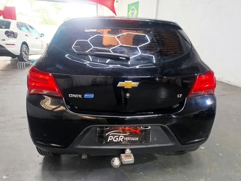CHEVROLET Onix Hatch - Foto