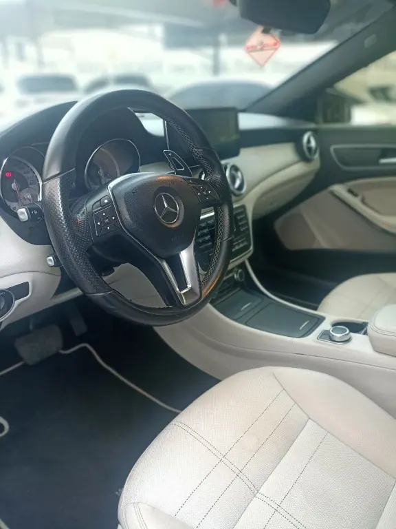 MERCEDES-BENZ GLA 200 - Foto