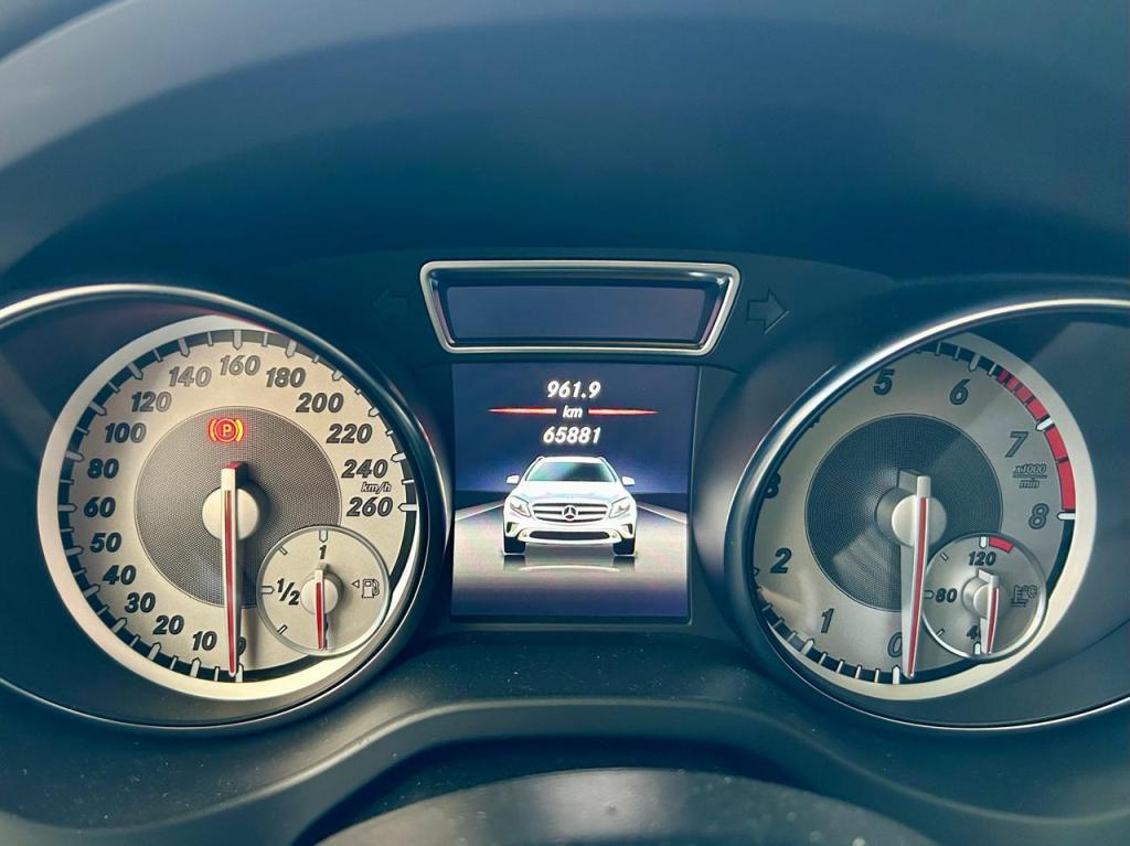 MERCEDES-BENZ GLA 200 - Foto