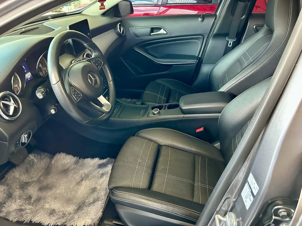 MERCEDES-BENZ GLA 200 - Foto