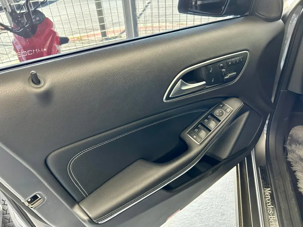 MERCEDES-BENZ GLA 200 - Foto