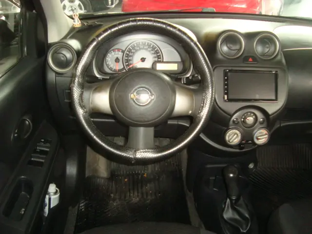 NISSAN March - Foto