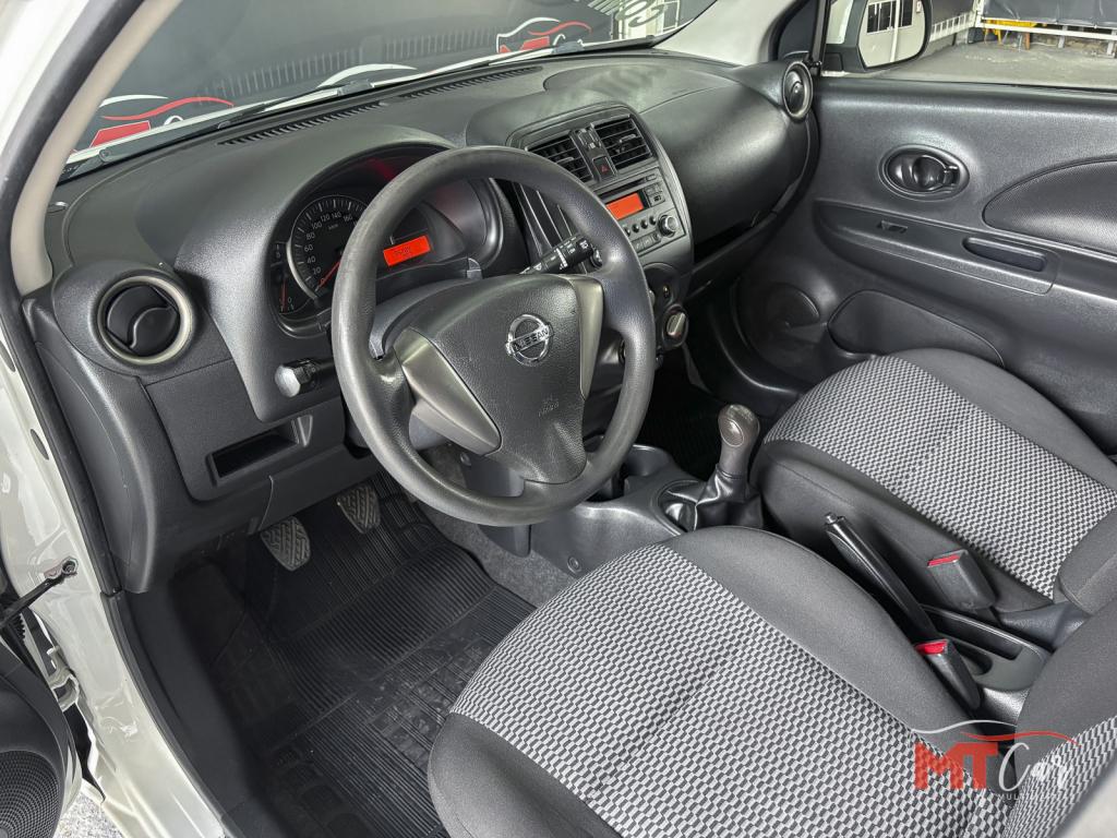 NISSAN March - Foto