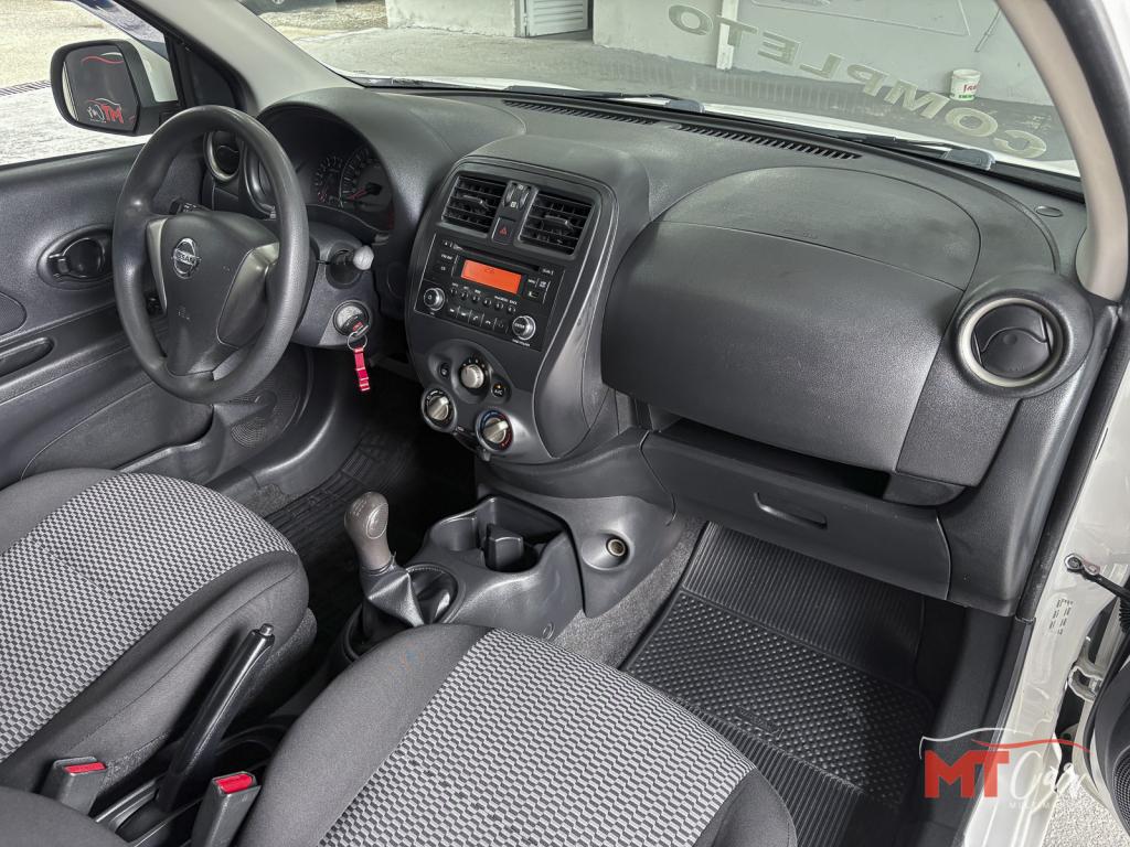 NISSAN March - Foto