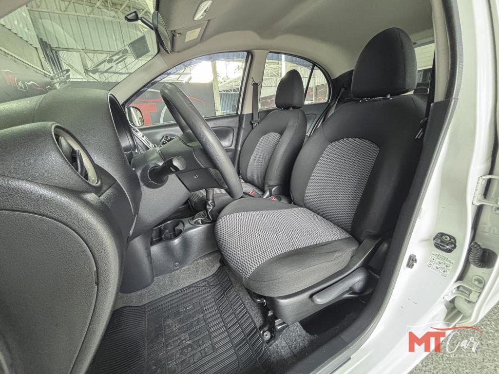 NISSAN March - Foto