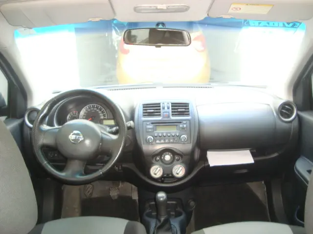 NISSAN March - Foto