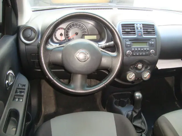 NISSAN March - Foto