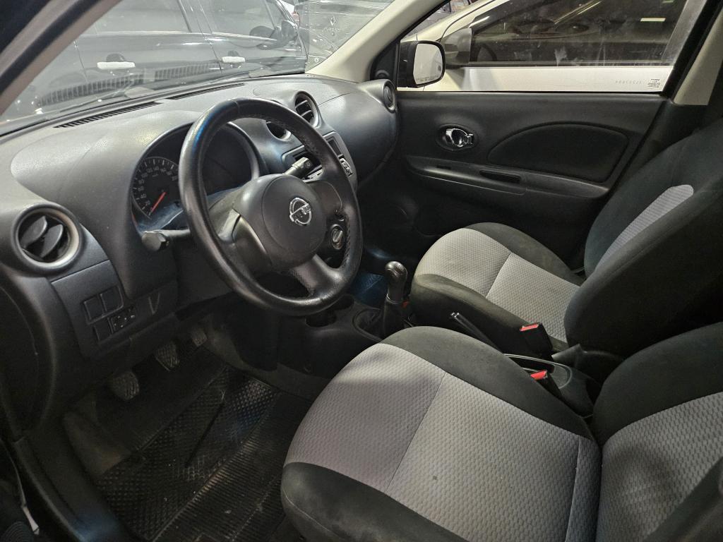 NISSAN March - Foto