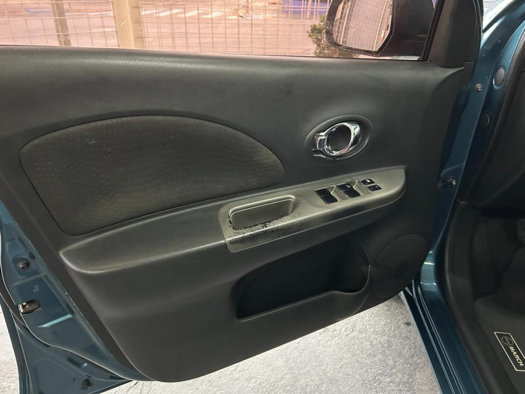 NISSAN March - Foto