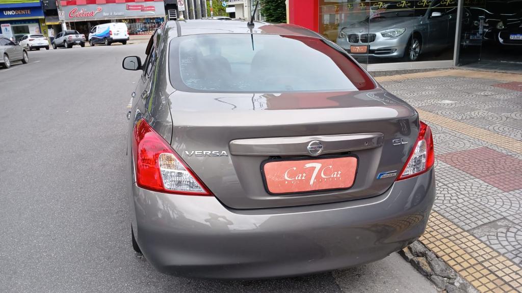 NISSAN Versa Sedan - Foto