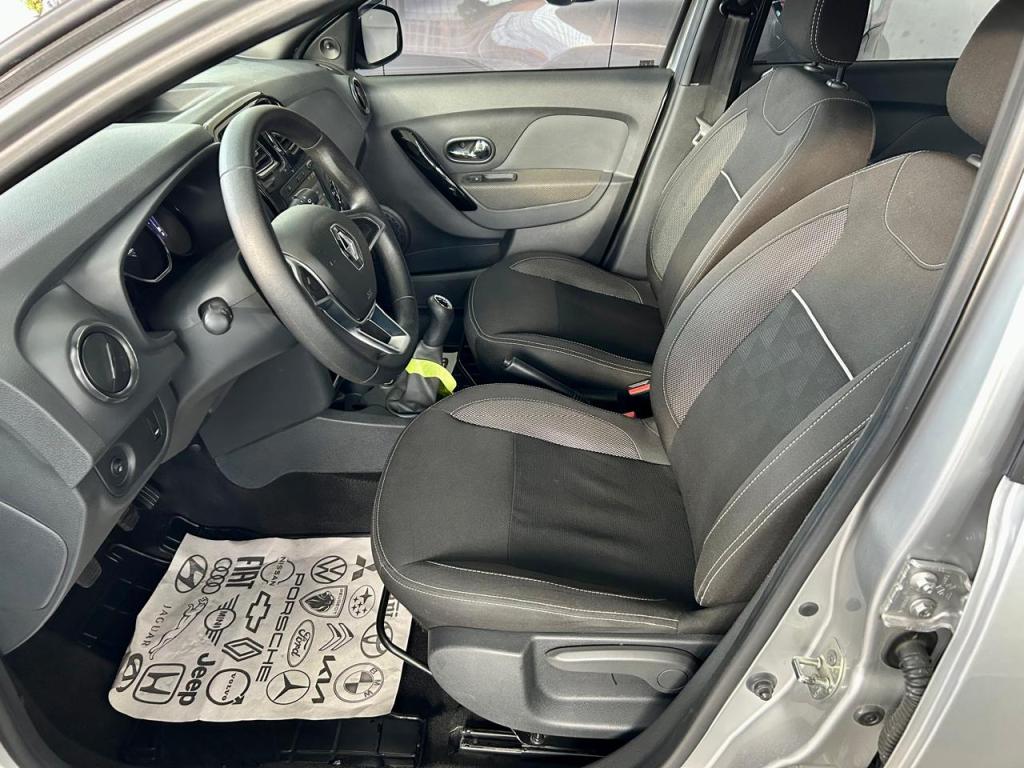 RENAULT Sandero - Foto