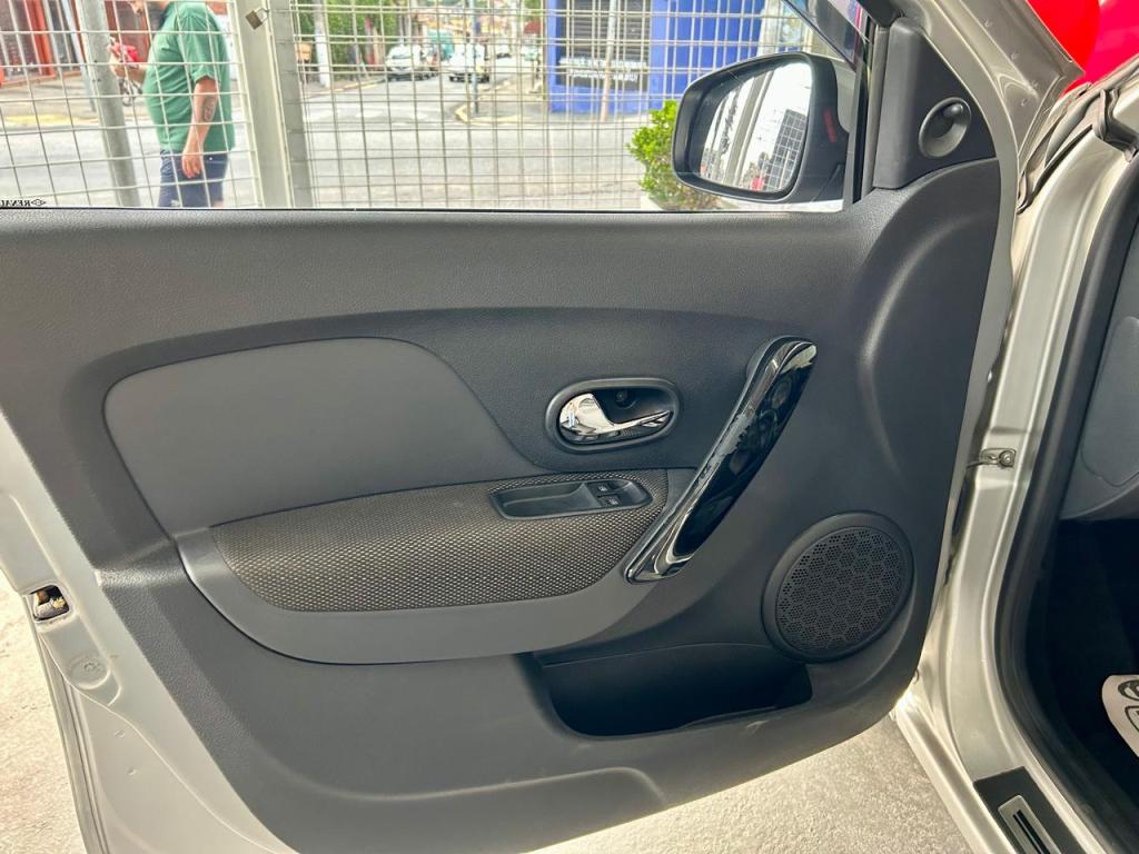 RENAULT Sandero - Foto