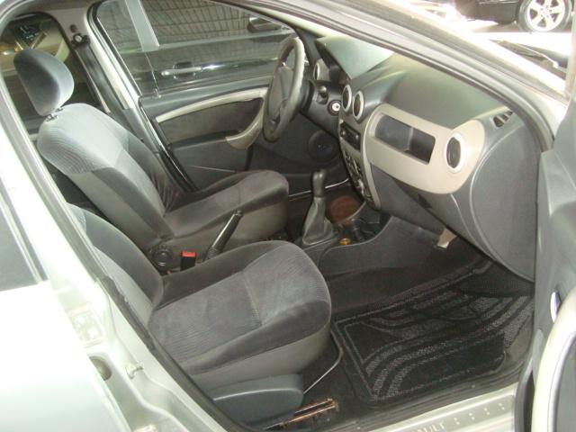 RENAULT Sandero - Foto