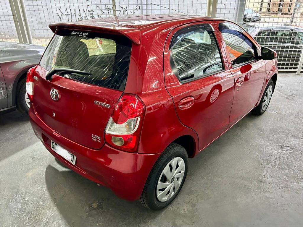 TOYOTA Etios Hatch - Foto