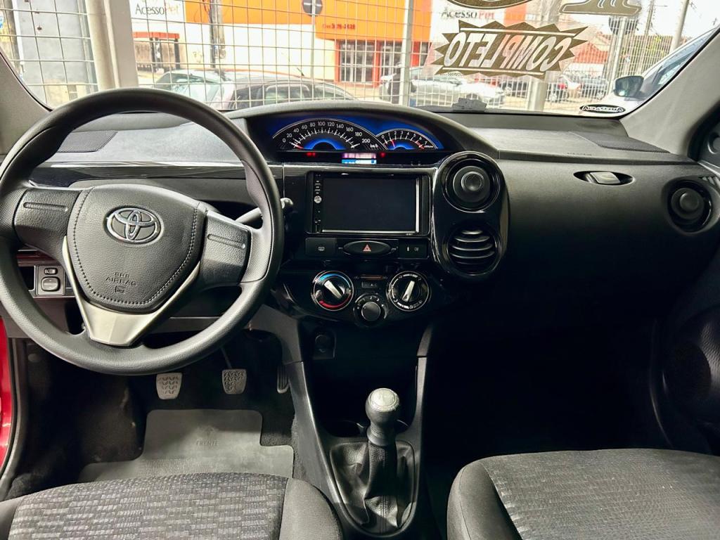 TOYOTA Etios Hatch - Foto