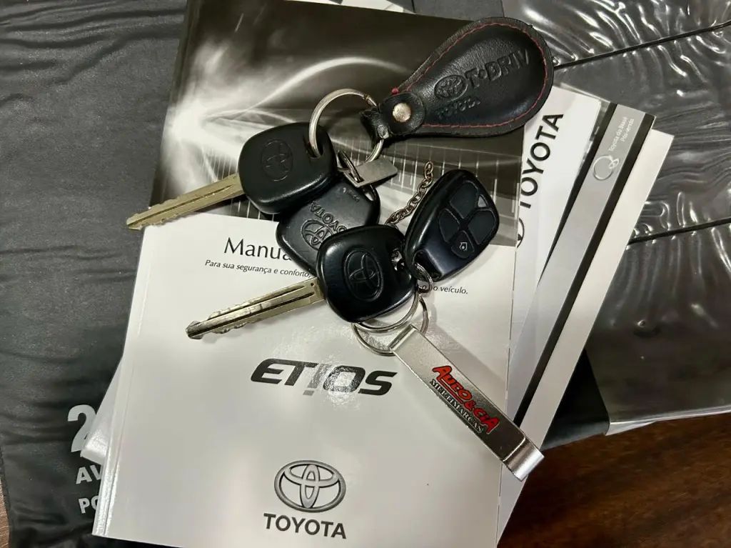 TOYOTA Etios Hatch - Foto