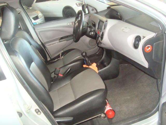 TOYOTA Etios Hatch - Foto