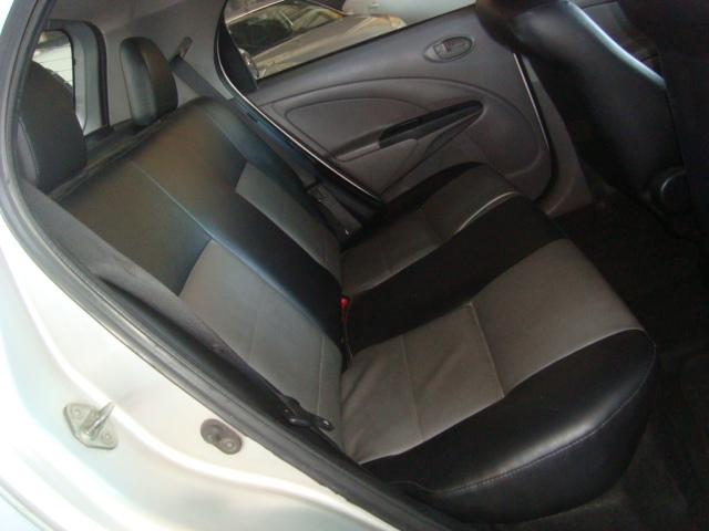 TOYOTA Etios Hatch - Foto