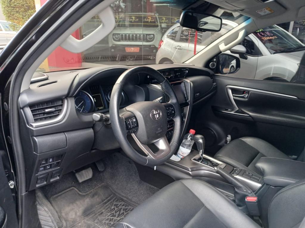 TOYOTA Hilux SW4 - Foto