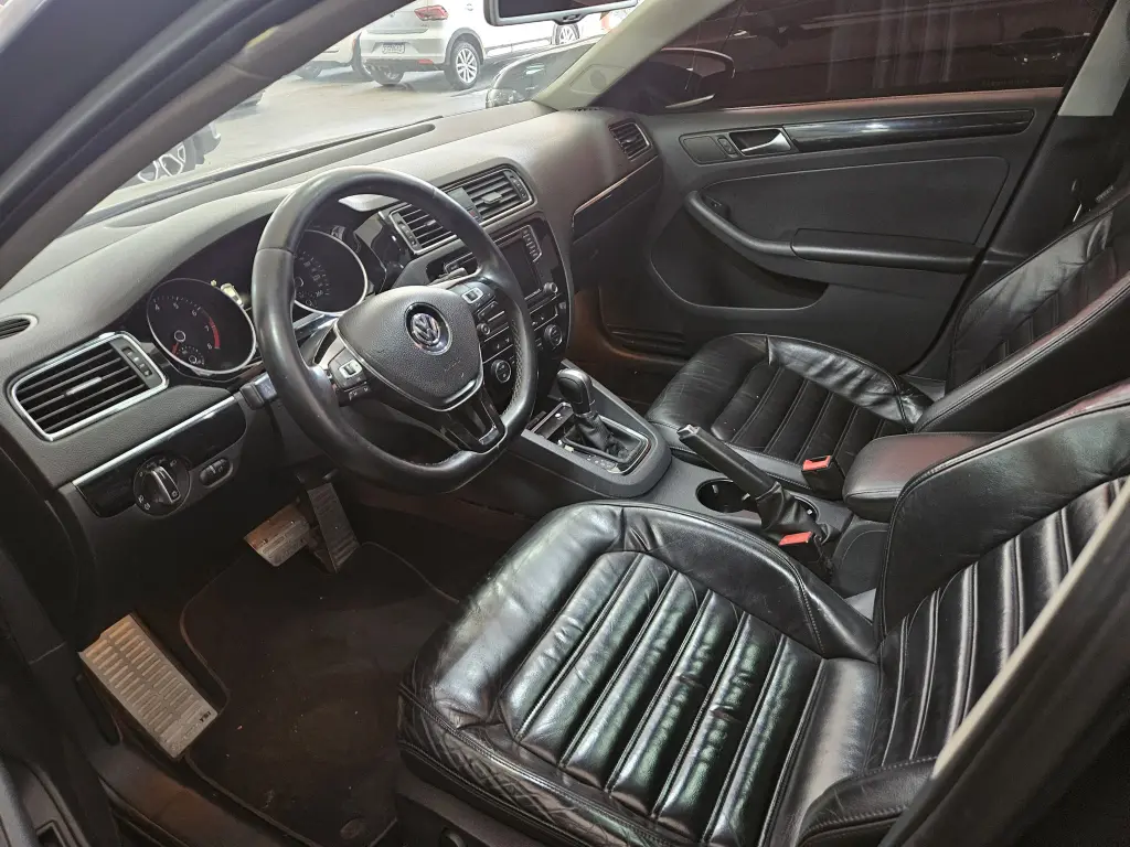 VOLKSWAGEN Jetta - Foto