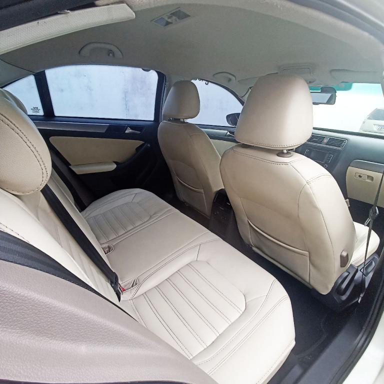 VOLKSWAGEN Jetta - Foto