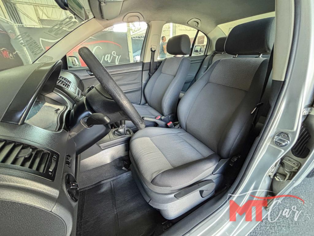 VOLKSWAGEN Polo Sedan - Foto