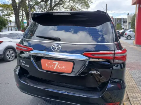 TOYOTA Hilux SW4 2.8 16V 4P SRX 4X4 7 LUGARES TURBO DIESEL AUTOMTICO, Foto 3