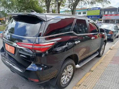 TOYOTA Hilux SW4 2.8 16V 4P SRX 4X4 7 LUGARES TURBO DIESEL AUTOMTICO, Foto 4