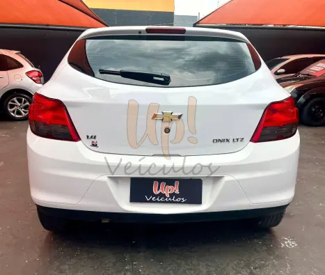 CHEVROLET Onix Hatch 1.4 4P FLEX LTZ, Foto 6