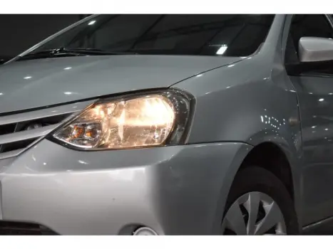 TOYOTA Etios Hatch 1.3 16V 4P FLEX X, Foto 2