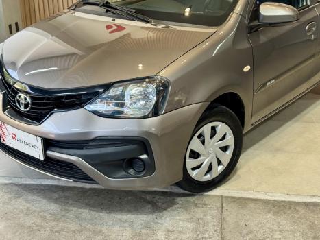 TOYOTA Etios Hatch 1.3 16V 4P FLEX X AUTOM�TICO, Foto 2