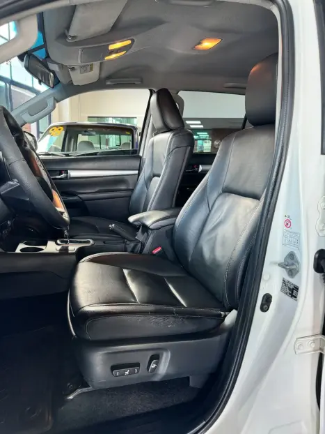 TOYOTA Hilux Caminhonete 2.8 16V SRX 4X4 TURBO DIESEL CABINE DUPLA AUTOM�TICO, Foto 12