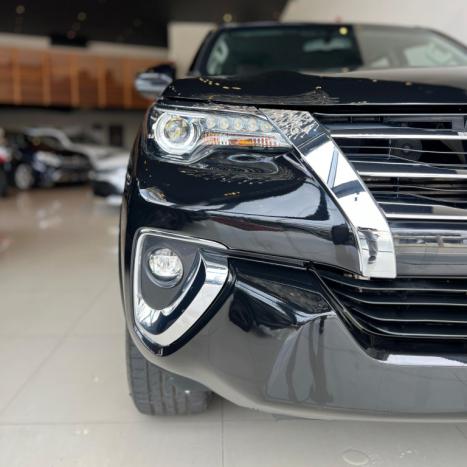 TOYOTA Hilux SW4 2.8 16V 4P SRX 4X4 7 LUGARES TURBO DIESEL AUTOMÁTICO, Foto 4