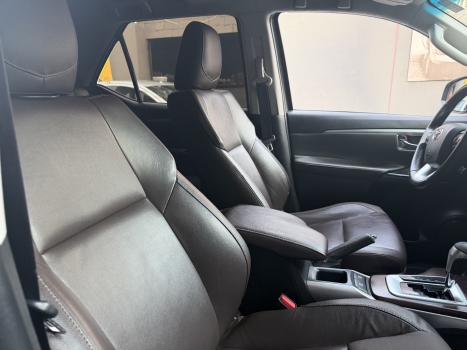 TOYOTA Hilux SW4 4.0 V6 24V 4P SRX 4X4 7 LUGARES AUTOM�TICO, Foto 4