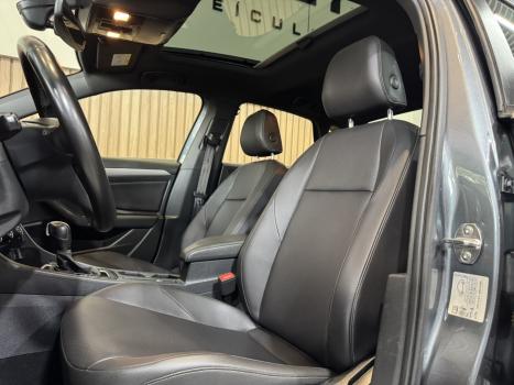 VOLKSWAGEN Jetta 1.4 4P 250 TSI R-LINE AUTOM�TICO, Foto 19