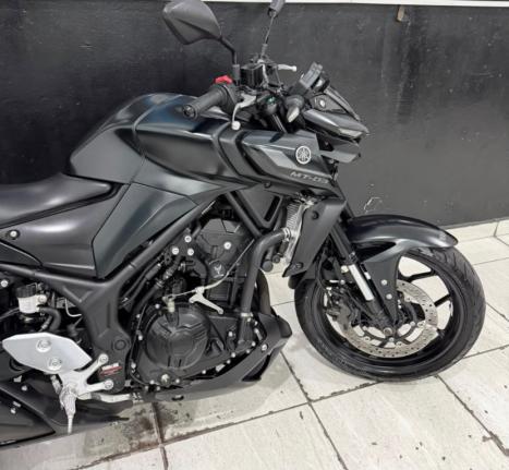 YAMAHA MT-03 300 ABS, Foto 3