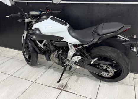 YAMAHA MT-07 700 , Foto 2